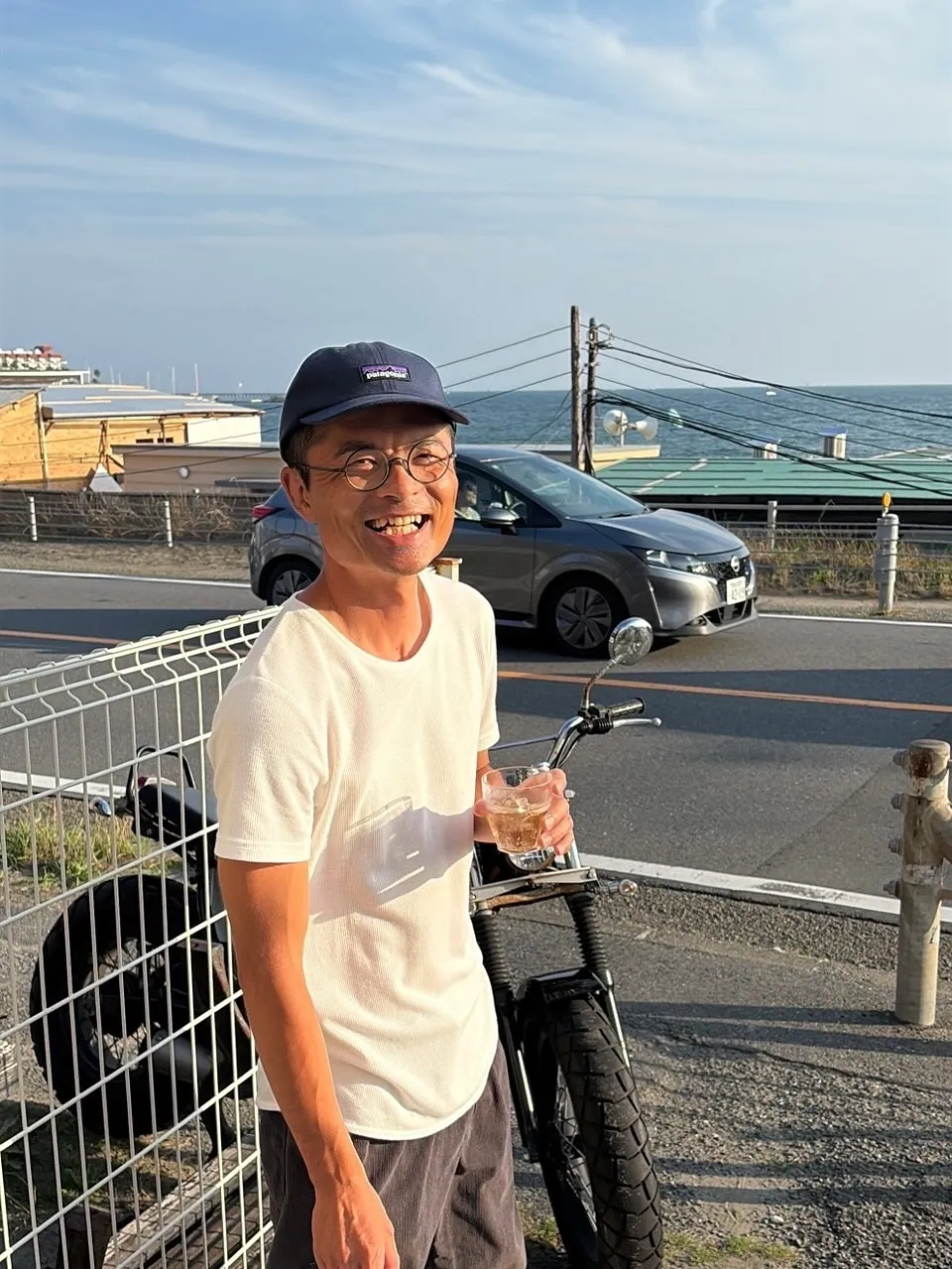 営業終わりに従業員同士でサーフィンしたり、ご飯を一緒に食べる...