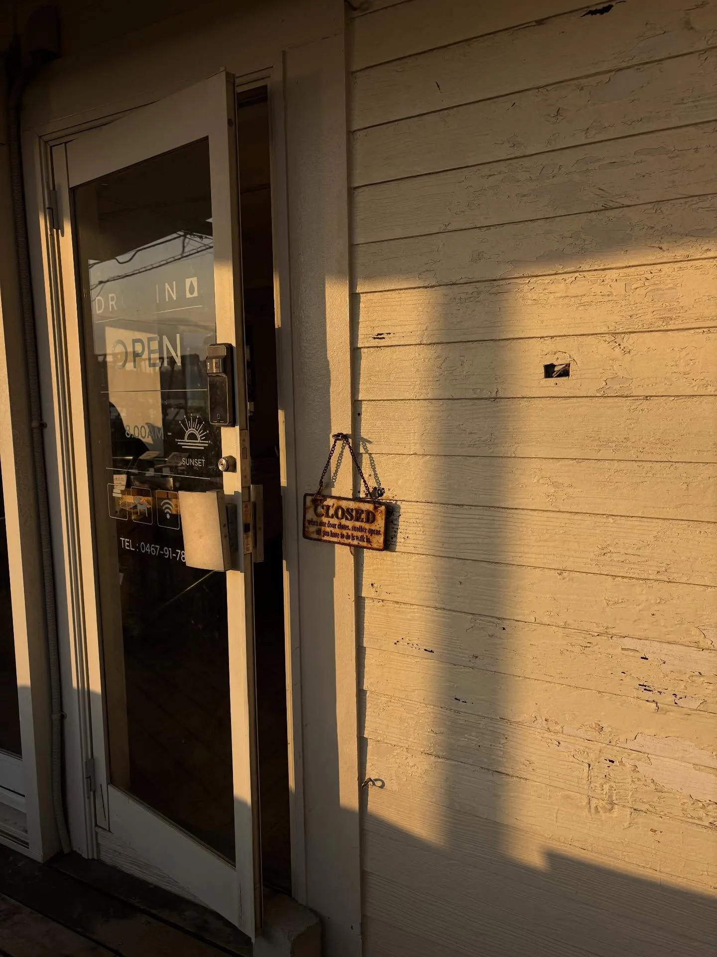 西日に照らされる店内☀️